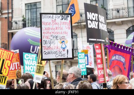 London, Vereinigtes Königreich von Großbritannien und Nordirland. 1. Juli 2017. Demonstranten mit Fahnen an den nicht einen Tag mehr, Tories, Demonstration. London, UK. 07.01.2016 | Nutzung weltweit Credit: Dpa/Alamy Live-Nachrichten Stockfoto