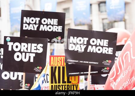 London, Vereinigtes Königreich von Großbritannien und Nordirland. 1. Juli 2017. Banner nicht einen Tag mehr, Tories, Demonstration. London, UK. 07.01.2016 | Nutzung weltweit Credit: Dpa/Alamy Live-Nachrichten Stockfoto