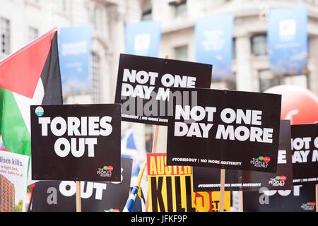 London, Vereinigtes Königreich von Großbritannien und Nordirland. 1. Juli 2017. Banner nicht einen Tag mehr, Tories, Demonstration. London, UK. 07.01.2016 | Nutzung weltweit Credit: Dpa/Alamy Live-Nachrichten Stockfoto