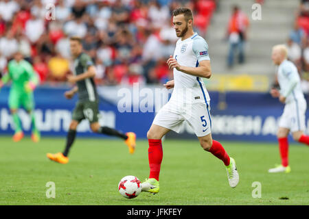 Tychy, Polen. 27. Juni 2017. Englands Calum Chambers in Aktion bei den Herren U21 Europameisterschaft Halbfinalspiel zwischen Deutschland und England statt im Stadion Miejski Tychy in Tychy, Polen, 27. Juni 2017. Deutschland besiegt England 4:3 im Elfmeterschießen. Foto: Jan Woitas/Dpa-Zentralbild/Dpa/Alamy Live News Stockfoto