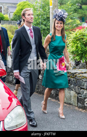 Glengarriff, West Cork, Irland.  1. Juli 2017.  Pippa Middleton und ihr Mann James Matthews besuchte die Gesellschaft Hochzeit von Camilla Campion-Howard und Oliver Jenkinson bei Sacred Heart Roman Catholic Church in Glengarriff, West Cork, Irland.  Bildnachweis: Andy Gibson/Alamy Live-Nachrichten. Stockfoto