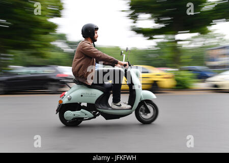 Berlin, Deutschland. 29. Juni 2017. Eine Person fährt einen Roller aus der Mobilität Start-up "Unu' in Berlin, Deutschland, 29. Juni 2017. UNU Motoren ist einer der weltweit schnell wachsenden Marke orientierte Start-Ups, laut einer Studie der Markenberatung. Sie sind damit eine der"Durchbruch". Die Berliner haben die elektronischen Roller seit 2014 produziert. Der Start-up begann Expansion in andere europäische Länder in 2016 Foto: Jens Kalaene/Dpa-Zentralbild/ZB/Dpa/Alamy Live News Stockfoto