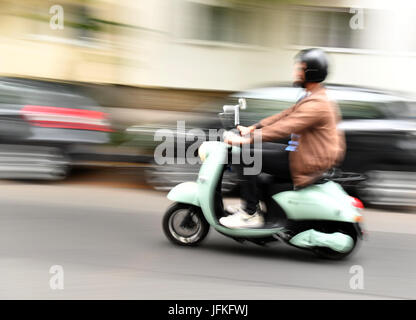 Berlin, Deutschland. 29. Juni 2017. Eine Person fährt einen elektronischen Roller aus der Mobilität Start-up "Unu' in Berlin, Deutschland, 29. Juni 2017. UNU Motoren ist einer der weltweit schnell wachsenden Marke orientierte Start-Ups, laut einer Studie der Markenberatung. Sie sind damit eine der"Durchbruch". Die Berliner haben die elektronischen Roller seit 2014 produziert. Der Start-up begann Expansion in andere europäische Länder in 2016 Foto: Jens Kalaene/Dpa-Zentralbild/ZB/Dpa/Alamy Live News Stockfoto