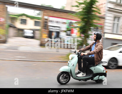 Berlin, Deutschland. 29. Juni 2017. Eine Person fährt einen elektronischen Roller aus der Mobilität Start-up "Unu' in Berlin, Deutschland, 29. Juni 2017. UNU Motoren ist einer der weltweit schnell wachsenden Marke orientierte Start-Ups, laut einer Studie der Markenberatung. Sie sind damit eine der"Durchbruch". Die Berliner haben die elektronischen Roller seit 2014 produziert. Der Start-up begann Expansion in andere europäische Länder in 2016 Foto: Jens Kalaene/Dpa-Zentralbild/ZB/Dpa/Alamy Live News Stockfoto