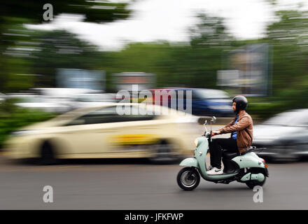 Berlin, Deutschland. 29. Juni 2017. Eine Person fährt einen elektronischen Roller aus der Mobilität Start-up "Unu' in Berlin, Deutschland, 29. Juni 2017. UNU Motoren ist einer der weltweit schnell wachsenden Marke orientierte Start-Ups, laut einer Studie der Markenberatung. Sie sind damit eine der"Durchbruch". Die Berliner haben die elektronischen Roller seit 2014 produziert. Der Start-up begann Expansion in andere europäische Länder in 2016 Foto: Jens Kalaene/Dpa-Zentralbild/ZB/Dpa/Alamy Live News Stockfoto