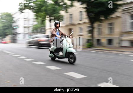 Berlin, Deutschland. 29. Juni 2017. Eine Person fährt einen Roller aus der Mobilität Start-up "Unu' in Berlin, Deutschland, 29. Juni 2017. UNU Motoren ist einer der weltweit schnell wachsenden Marke orientierte Start-Ups, laut einer Studie der Markenberatung. Sie sind damit eine der"Durchbruch". Die Berliner haben die elektronischen Roller seit 2014 produziert. Der Start-up begann Expansion in andere europäische Länder in 2016 Foto: Jens Kalaene/Dpa-Zentralbild/ZB/Dpa/Alamy Live News Stockfoto