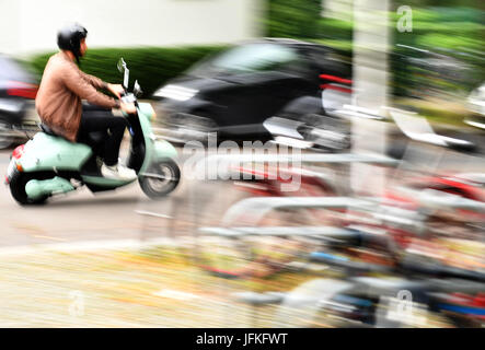 Berlin, Deutschland. 29. Juni 2017. Eine Person fährt einen elektronischen Roller aus der Mobilität Start-up "Unu' in Berlin, Deutschland, 29. Juni 2017. UNU Motoren ist einer der weltweit schnell wachsenden Marke orientierte Start-Ups, laut einer Studie der Markenberatung. Sie sind damit eine der"Durchbruch". Die Berliner haben die elektronischen Roller seit 2014 produziert. Der Start-up begann Expansion in andere europäische Länder in 2016 Foto: Jens Kalaene/Dpa-Zentralbild/ZB/Dpa/Alamy Live News Stockfoto