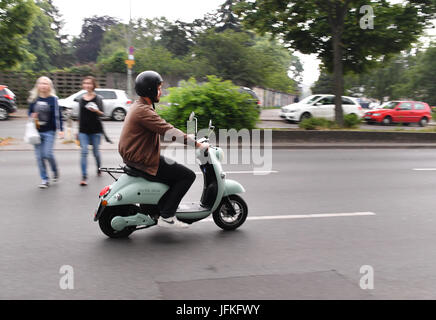 Berlin, Deutschland. 29. Juni 2017. Eine Person fährt einen Roller aus der Mobilität Start-up "Unu' in Berlin, Deutschland, 29. Juni 2017. UNU Motoren ist einer der weltweit schnell wachsenden Marke orientierte Start-Ups, laut einer Studie der Markenberatung. Sie sind damit eine der"Durchbruch". Die Berliner haben die elektronischen Roller seit 2014 produziert. Der Start-up begann Expansion in andere europäische Länder in 2016 Foto: Jens Kalaene/Dpa-Zentralbild/ZB/Dpa/Alamy Live News Stockfoto