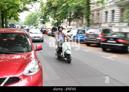 Berlin, Deutschland. 29. Juni 2017. Eine Person fährt einen Roller aus der Mobilität Start-up "Unu' in Berlin, Deutschland, 29. Juni 2017. UNU Motoren ist einer der weltweit schnell wachsenden Marke orientierte Start-Ups, laut einer Studie der Markenberatung. Sie sind damit eine der"Durchbruch". Die Berliner haben die elektronischen Roller seit 2014 produziert. Der Start-up begann Expansion in andere europäische Länder in 2016 Foto: Jens Kalaene/Dpa-Zentralbild/ZB/Dpa/Alamy Live News Stockfoto