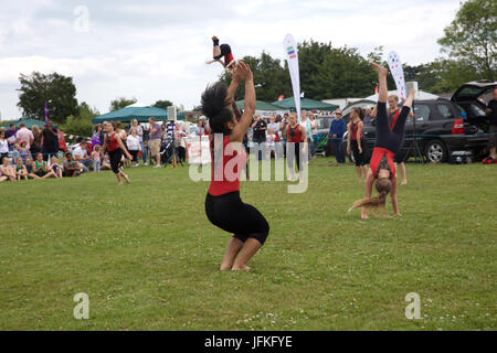 Biggin Hill, UK. 1. Juli 2017. Biggin Hill jährliche Festival startet in Kent. Das Festival hat eine Menge Spaß für alles, was die Familie komplett mit einem lustigen Hund zeigen, Judo-Show, Gymnastik, Bauchtänzerinnen, Reptilien, Kirmes Fahrgeschäfte, Buden, Oldtimer, Motorräder, Performing Arts School und wurde durch den Bürgermeister von Bromley, Cllr Kathy Bance MBE eröffnet. In diesem Jahr nach Auswaschung letztes Jahr durch Starkregen gab es schönen blauen Himmel. Bildnachweis: Keith Larby/Alamy Live-Nachrichten Stockfoto