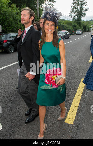 Glengarriff, West Cork, Irland.  1. Juli 2017.  Pippa Middleton und ihr Mann James Matthews besuchte die Gesellschaft Hochzeit von Camilla Campion-Howard und Oliver Jenkinson bei Sacred Heart Roman Catholic Church in Glengarriff, West Cork, Irland.  Bildnachweis: Andy Gibson/Alamy Live-Nachrichten. Stockfoto