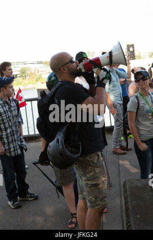 Portland, USA. 30. Juni 2017. Patriot-Gebetsgruppe kollidiert mit Antifa. Zack Clark/Alamy Live-Nachrichten Stockfoto