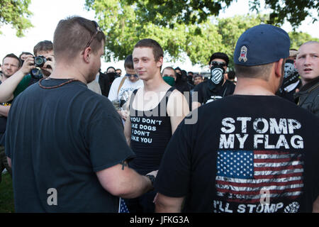 Portland, USA. 30. Juni 2017. Patriot-Gebetsgruppe kollidiert mit Antifa. Zack Clark/Alamy Live-Nachrichten Stockfoto