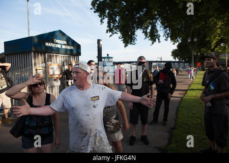 Portland, USA. 30. Juni 2017. Patriot-Gebetsgruppe kollidiert mit Antifa. Zack Clark/Alamy Live-Nachrichten Stockfoto