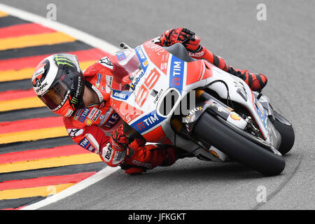 Hohenstein-Ernstthal, Deutschland. 1. Juli 2017. Lorenzo von Spanien und Ducati Team rundet die Biegung während während der deutschen MotoGp - Qualifying auf Sachsenring am 1. Juli 2017 in Hohenstein-Ernstthal, Deutschland. Bildnachweis: Marco Iorio/Alamy Live-Nachrichten Stockfoto