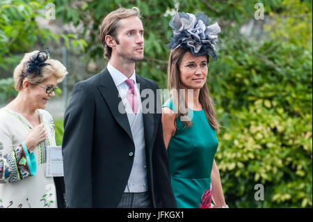 Glengarriff, West Cork, Irland.  1. Juli 2017.  Pippa Middleton und ihr Mann James Matthews besuchte die Gesellschaft Hochzeit von Camilla Campion-Howard und Oliver Jenkinson bei Sacred Heart Roman Catholic Church in Glengarriff, West Cork, Irland.  Bildnachweis: Andy Gibson/Alamy Live-Nachrichten. Stockfoto