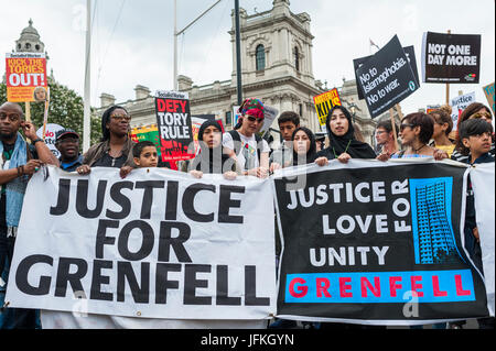 London, UK. 1. Juli 2017. LONDON, ENGLAND - 01. Juli Demonstranten für Grenfell Turm kam die Rallye "Nicht einen Tag mehr" Deputaten Quadrat. Tausende von Demonstranten trat die Anti-Tory-Demonstration am BBC Broadcasting House und marschierten zum Parliament Square. Die Demonstranten forderten ein Ende der konservativen Regierung und Politik der Sparmaßnahmen Credit: onebluelight.com/Alamy Live News Stockfoto