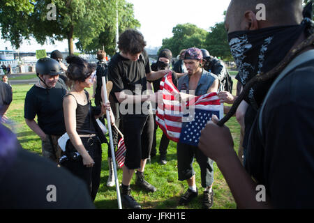 Portland, USA. 30. Juni 2017. Patriot-Gebetsgruppe kollidiert mit Antifa. Zack Clark/Alamy Live-Nachrichten Stockfoto