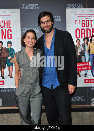 München, Deutschland. 28. Juni 2017. Die Schauspielern Marie Leuenberger und Max Simonischek (R) kommen für die Deutschlandpremiere des Films sterben"Göttliche Ordnung" auf dem Filmfest München am Sendlnger Tor in München, 28. Juni 2017. Der Comedy-Film wird in den Kinos ab 3. August 2017 sein. Foto: Ursula Düren/Dpa/Alamy Live News Stockfoto