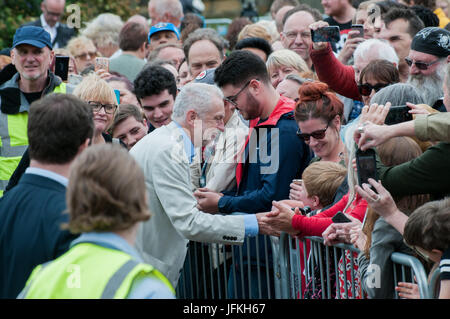 Hastings, Großbritannien. 1. Juli 2017. Jeremy corbyn, Labour Party Leader hält eine politische Kundgebung in Hastings seine Unterstützer danken. Zwei tausend Leute kamen, ihn zu hören, in diesem rn Sitz sprechen. tory Home Secretary amber Rudd auf Hastings von nur 346 Stimmen bei der Wahl 2017. Credit: Oliver tookey/alamy leben Nachrichten Stockfoto