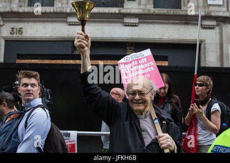 London, UK. 1. Juli 2017. Pfr. Paul Nicolson klingelt wie Tausende von Menschen aus vielen verschiedenen Kampagnengruppen und Gewerkschaften nicht ein mehr am nationalen Demonstration organisiert der Menschen Versammlung gegen Sparpolitik aus Protest gegen die Fortsetzung der Sparpolitik, Kürzungen und Privatisierungen und Aufruf für ein richtig finanzierte Gesundheitswesen, Bildungswesen und Gehäuse vorbei. Eine Schweigeminute wurde auch für die Opfer des Feuers bei Grenfell Turm abgehalten. Stockfoto