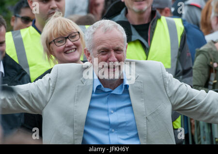 Hastings, UK. 1. Juli 2017. Jeremy Corbyn, Labour Party Leader hält eine politische Kundgebung in Hastings seinen Unterstützern zu danken.  Zweitausend Menschen kam heraus, um ihn an diese marginalen Platz sprechen zu hören. Tory Home Secretary Amber Rudd hielt Hastings mit nur 346 Stimmen bei der Wahl 2017. Bildnachweis: Oliver Tookey/Alamy Live-Nachrichten Stockfoto