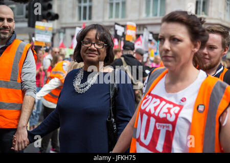 London, UK. 1. Juli 2017. Diane Abbott MP erwartet den Tagesbeginn nicht eine mehr nationale Demonstration organisiert durch das Volk Versammlung gegen Sparmaßnahmen aus Protest gegen die Fortsetzung der Sparpolitik, Kürzungen und Privatisierungen und Aufruf für ein richtig finanzierte Gesundheitswesen, Bildungswesen und Gehäuse. Eine Schweigeminute wurde auch für die Opfer des Feuers bei Grenfell Turm abgehalten. Bildnachweis: Mark Kerrison/Alamy Live-Nachrichten Stockfoto