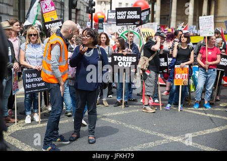 London, UK. 1. Juli 2017. Diane Abbott MP erwartet den Tagesbeginn nicht eine mehr nationale Demonstration organisiert durch das Volk Versammlung gegen Sparmaßnahmen aus Protest gegen die Fortsetzung der Sparpolitik, Kürzungen und Privatisierungen und Aufruf für ein richtig finanzierte Gesundheitswesen, Bildungswesen und Gehäuse. Eine Schweigeminute wurde auch für die Opfer des Feuers bei Grenfell Turm abgehalten. Bildnachweis: Mark Kerrison/Alamy Live-Nachrichten Stockfoto