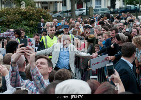 Hastings, UK. 1. Juli 2017. Jeremy Corbyn, Labour Party Leader hält eine politische Kundgebung in Hastings seinen Unterstützern zu danken.  Zweitausend Menschen kam heraus, um ihn an diese marginalen Platz sprechen zu hören. Tory Home Secretary Amber Rudd hielt Hastings mit nur 346 Stimmen bei der Wahl 2017. Bildnachweis: Oliver Tookey/Alamy Live-Nachrichten Stockfoto