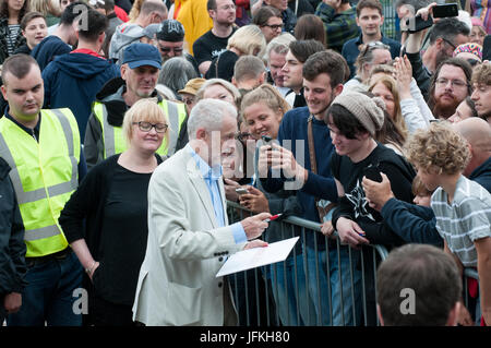 Hastings, UK. 1. Juli 2017. Jeremy Corbyn, Labour Party Leader hält eine politische Kundgebung in Hastings seinen Unterstützern zu danken.  Zweitausend Menschen kam heraus, um ihn an diese marginalen Platz sprechen zu hören. Tory Home Secretary Amber Rudd hielt Hastings mit nur 346 Stimmen bei der Wahl 2017. Bildnachweis: Oliver Tookey/Alamy Live-Nachrichten Stockfoto