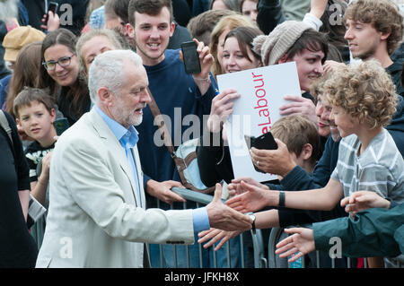 Hastings, UK. 1. Juli 2017. Jeremy Corbyn, Labour Party Leader hält eine politische Kundgebung in Hastings seinen Unterstützern zu danken.  Zweitausend Menschen kam heraus, um ihn an diese marginalen Platz sprechen zu hören. Tory Home Secretary Amber Rudd hielt Hastings mit nur 346 Stimmen bei der Wahl 2017. Bildnachweis: Oliver Tookey/Alamy Live-Nachrichten Stockfoto