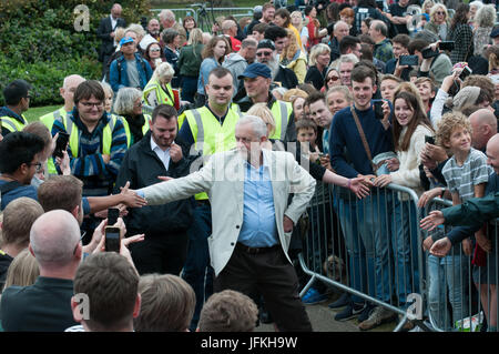 Hastings, UK. 1. Juli 2017. Jeremy Corbyn, Labour Party Leader hält eine politische Kundgebung in Hastings seinen Unterstützern zu danken.  Zweitausend Menschen kam heraus, um ihn an diese marginalen Platz sprechen zu hören. Tory Home Secretary Amber Rudd hielt Hastings mit nur 346 Stimmen bei der Wahl 2017. Bildnachweis: Oliver Tookey/Alamy Live-Nachrichten Stockfoto