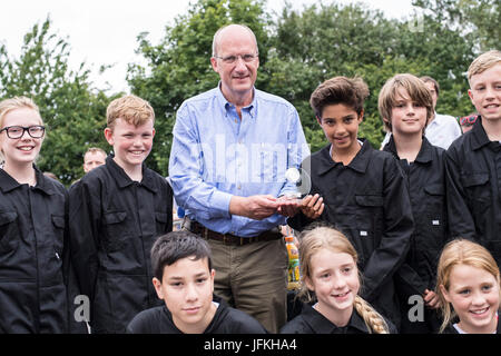 Dunton, Essex; 1. Juli 2017 Greenpower Dunton Goblins Kit Autorennen für Schulen, Stuat Brooks, ein Regisseur Ford präsentiert ein Pokal für das beste Portfolio an Str. Peters Schule, Brentwood Credit: Ian Davidson/Alamy Live News Stockfoto