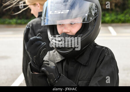 Dunton, Essex; 1. Juli 2017 Greenpower Dunton Goblins Kit Autorennen für Schulen, ein junger Konkurrent bereitet sich auf ihr Rennen Credit: Ian Davidson/Alamy Live News Stockfoto