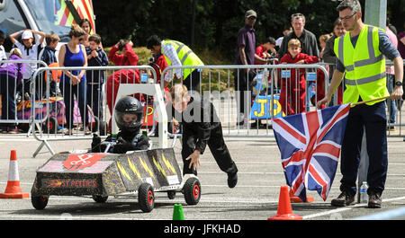 Dunton, Essex; 1. Juli 2017 Greenpower Dunton Goblins Kit Autorennen für Schulen, ein Rennen startet Kredit: Ian Davidson/Alamy Live News Stockfoto