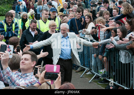 Hastings, UK. 1. Juli 2017. Jeremy Corbyn, Labour Party Leader hält eine politische Kundgebung in Hastings seinen Unterstützern zu danken.  Zweitausend Menschen kam heraus, um ihn an diese marginalen Platz sprechen zu hören. Tory Home Secretary Amber Rudd hielt Hastings mit nur 346 Stimmen bei der Wahl 2017. Stockfoto