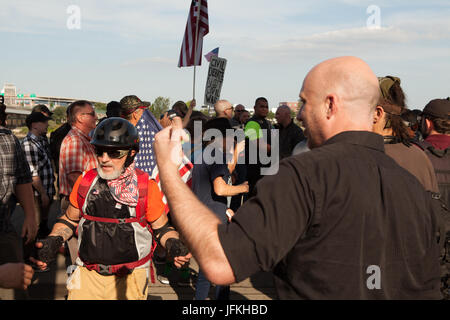 Portland, USA. 30. Juni 2017. Patriot-Gebetsgruppe kollidiert mit Antifa. Zack Clark/Alamy Live-Nachrichten Stockfoto