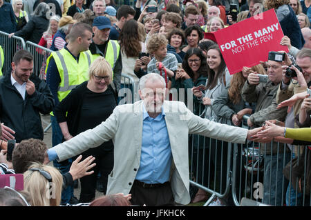 Hastings, UK. 1. Juli 2017. Jeremy Corbyn, Labour Party Leader hält eine politische Kundgebung in Hastings seinen Unterstützern zu danken.  Zweitausend Menschen kam heraus, um ihn an diese marginalen Platz sprechen zu hören. Tory Home Secretary Amber Rudd hielt Hastings mit nur 346 Stimmen bei der Wahl 2017. Bildnachweis: Oliver Tookey/Alamy Live-Nachrichten Stockfoto