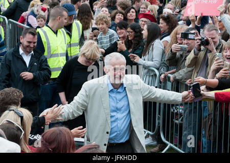 Hastings, UK. 1. Juli 2017. Jeremy Corbyn, Labour Party Leader hält eine politische Kundgebung in Hastings seinen Unterstützern zu danken.  Zweitausend Menschen kam heraus, um ihn an diese marginalen Platz sprechen zu hören. Tory Home Secretary Amber Rudd hielt Hastings mit nur 346 Stimmen bei der Wahl 2017. Bildnachweis: Oliver Tookey/Alamy Live-Nachrichten Stockfoto