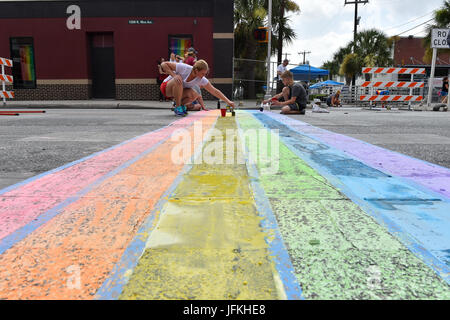 Menschen malen die Farben der Regenbogenflagge auf einem Zebrastreifen in San Antonio in der Vorbereitung für eine Gay-Pride-Parade Samstag. 1. Juli 2017. Bildnachweis: Robin Jerstad/ZUMA Draht/Alamy Live-Nachrichten Stockfoto