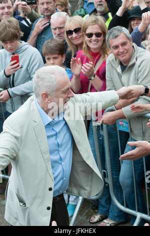 Hastings, UK. 1. Juli 2017. Jeremy Corbyn, Labour Party Leader hält eine politische Kundgebung in Hastings seinen Unterstützern zu danken.  Zweitausend Menschen kam heraus, um ihn an diese marginalen Platz sprechen zu hören. Tory Home Secretary Amber Rudd hielt Hastings mit nur 346 Stimmen bei der Wahl 2017. Bildnachweis: Oliver Tookey/Alamy Live-Nachrichten Stockfoto