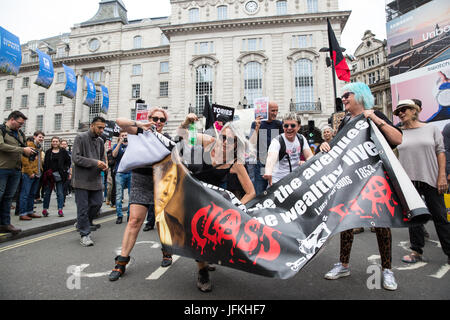 London, UK. 1. Juli 2017. Klasse-Kriegs-AktivistInnen unter Tausenden von Menschen aus vielen verschiedenen Kampagnengruppen und Gewerkschaften marschieren durch London auf die nicht mehr eintägige nationale Demonstration organisiert durch das Volk Versammlung gegen Sparmaßnahmen aus Protest gegen die Fortsetzung der Sparpolitik, Kürzungen und Privatisierungen und Aufruf für ein richtig finanzierte Gesundheitswesen, Bildungswesen und Gehäuse. Eine Schweigeminute wurde auch für die Opfer des Feuers bei Grenfell Turm abgehalten. Bildnachweis: Mark Kerrison/Alamy Live-Nachrichten Stockfoto