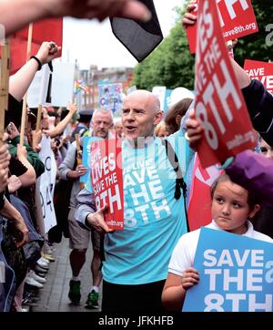 Dublin, Irland. 1. Juli 2017. Recht auf Leben Rallye Dublin 07.01.2017. Verschiedenen Pro-Life-Gruppen, nahm Park im März und Rallye durch Dublin Stadt heute verlangt, dass der achte Zusatzartikel zur Verfassung, die den Schutz der Rechte des ungeborenen und Deny Frauen das Recht auf Abtreibung zu wählen, nicht aufgehoben werden sollte. Taoiseach Leo Varadkar hat angedeutet, dass er spricht sich für ein Referendum über die Frage weiter und wird dabei durch das Recht auf Wählen Sie Fans unterstützt. Bildnachweis: Eamonn Farrell/Alamy Live-Nachrichten Stockfoto