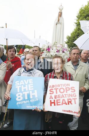 Dublin, Irland. 1. Juli 2017. Recht auf Leben Rallye Dublin 07.01.2017. Verschiedenen Pro-Life-Gruppen, nahm Park im März und Rallye durch Dublin Stadt heute verlangt, dass der achte Zusatzartikel zur Verfassung, die den Schutz der Rechte des ungeborenen und Deny Frauen das Recht auf Abtreibung zu wählen, nicht aufgehoben werden sollte. Taoiseach Leo Varadkar hat angedeutet, dass er spricht sich für ein Referendum über die Frage weiter und wird dabei durch das Recht auf Wählen Sie Fans unterstützt. Bildnachweis: Eamonn Farrell/Alamy Live-Nachrichten Stockfoto