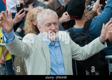 Hastings, UK. 1. Juli 2017. Jeremy Corbyn, Labour Party Leader hält eine politische Kundgebung in Hastings seinen Unterstützern zu danken.  Zweitausend Menschen kam heraus, um ihn an diese marginalen Platz sprechen zu hören. Tory Home Secretary Amber Rudd hielt Hastings mit nur 346 Stimmen bei der Wahl 2017. Bildnachweis: Oliver Tookey/Alamy Live-Nachrichten Stockfoto