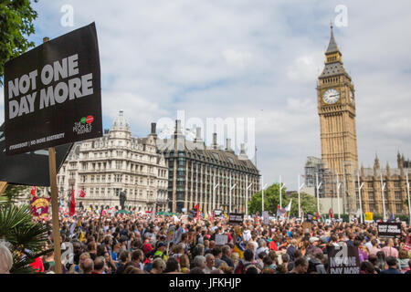 London, UK. 1. Juli 2017. Tausende von Menschen aus vielen verschiedenen Kampagnen und Gewerkschaften anhören reden in Parliament Square am eine mehr nationale Demonstration organisiert durch das Volk Versammlung gegen Sparmaßnahmen aus Protest gegen die Fortsetzung der Sparpolitik, Kürzungen und Privatisierungen und Aufruf für ein richtig finanzierte Gesundheitswesen, Bildungswesen und Gehäuse. Eine Schweigeminute wurde auch für die Opfer des Feuers bei Grenfell Turm abgehalten. Bildnachweis: Mark Kerrison/Alamy Live-Nachrichten Stockfoto