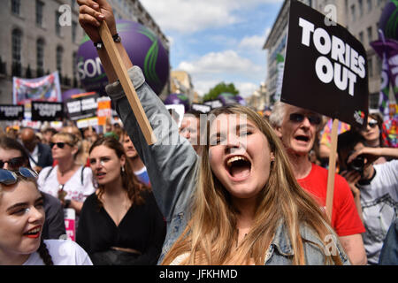 London, UK. 1. Juli 2017. Ein Demonstrant in der Regent Street, während die "Nicht einen Tag mehr" Demonstration gegen die konservative Regierung. Tausende von Demonstranten marschierten von Regent Street, Parliament Square, mit Diane Abbott, John McDonnell und Jeremy Corbyn Speechs geben. Bildnachweis: Jacob Sacks-Jones/Alamy Live-Nachrichten. Stockfoto