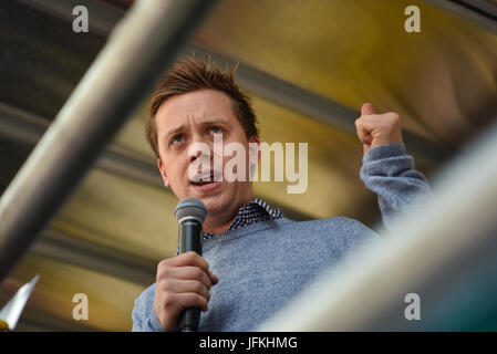 London, UK. 1. Juli 2017. Owen Jones befasst sich Tausende von Demonstranten in der Regent Street, während die "Nicht einen Tag mehr" Demonstration gegen die konservative Regierung. Demonstranten marschierten, Parliament Square, mit Speechs auch von Diane Abbott, John McDonnell und Jeremy Corbyn. Bildnachweis: Jacob Sacks-Jones/Alamy Live-Nachrichten. Stockfoto