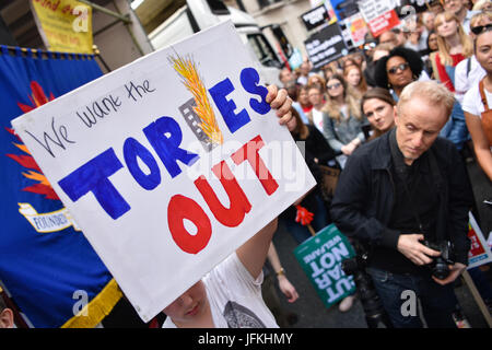 London, UK. 1. Juli 2017. Ein Schild "Tories Out" hielt über die Menschenmenge in der Regent Street, während der "Nicht einen Tag mehr" Demonstration gegen die konservative Regierung. Tausende von Demonstranten marschierten von Regent Street, Parliament Square, mit Diane Abbott, John McDonnell und Jeremy Corbyn Speechs geben. Bildnachweis: Jacob Sacks-Jones/Alamy Live-Nachrichten. Stockfoto