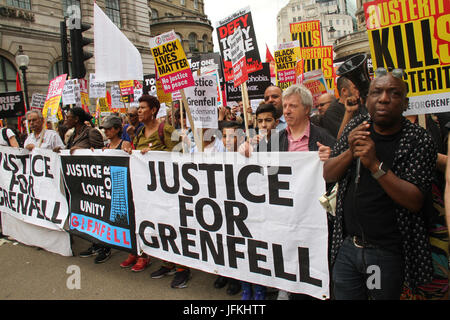 London, UK - 1. Juli 2017 - begann Demonstranten halten "Gerechtigkeit für Grenfell" gesehen in der Regent Street während einer Demonstration auf 1 July.The Demo am Portland Place mit Demonstranten marschierten zum Platz vor dem Parlament für eine Rallye. Bildnachweis: David Mbiyu/Alamy Live-Nachrichten Stockfoto